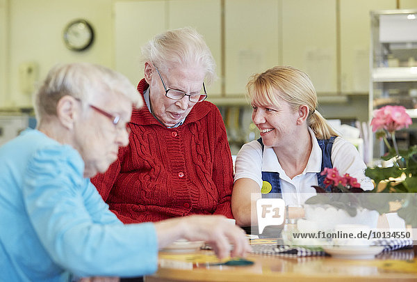 Patientin Senior Senioren sprechen Wohnhaus Fürsorglichkeit
