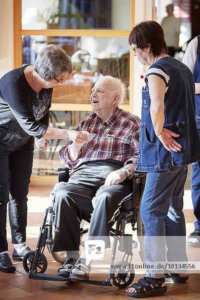 Senior Senioren Mann lächeln Wohnhaus Fürsorglichkeit Pflegepersonal Pfleger