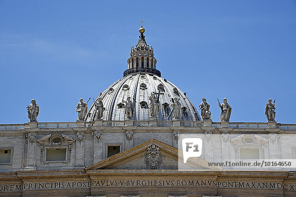 Skulpturen und Kuppel  Basilica di San Pietro  Petersdom  Piazza di San Pietro  Petersplatz  Vatikan  Rom  Latium  Italien  Europa