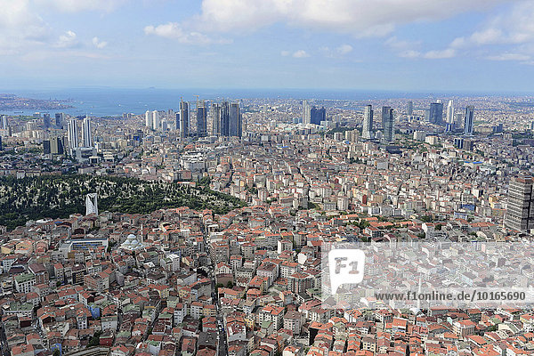 Ausblick vom Istanbul Sapphire  nach Süden mit Bosporus und Marmara-Meer  Besiktas  europäischer Teil von Istanbul  Türkei  Asien
