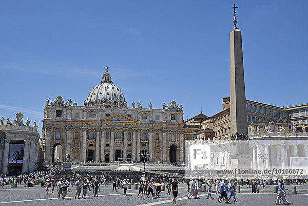 Touristen vor der Basilica di San Pietro  Petersdom  Piazza di San Pietro  Petersplatz  Vatikan  Rom  Latium  Italien  Europa