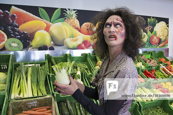 Zombie kauft Gemüse ein  Szene aus Zombiekomödie  Kurzfilm Brain Freeze