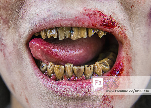 Verrottete faulige Zähne eines Zombies  Mund und Zunge  Filmdreh  Szene aus Zombiekomödie  Kurzfilm Brain Freeze