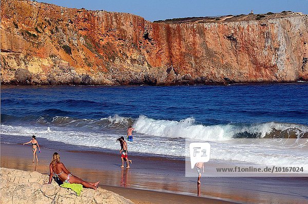 Europa Fröhlichkeit Landschaft Mensch Urlaub Menschen Strand Sommer Küste Atlantischer Ozean Atlantik Portugal Sagres
