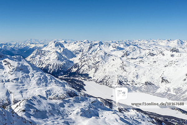 Blick auf den Silsersee vom Corvatsch  Bergpanorama im Winter  Schweizer Alpen  Engadin  Graubünden  Schweiz  Europa