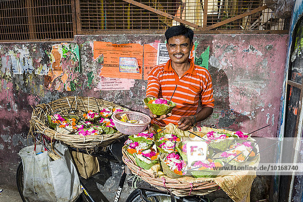 Mann beim Verkauf von Deepaks  Blumenopfer  auf einem Markt  Rishikesh  Uttarakhand  Indien  Asien