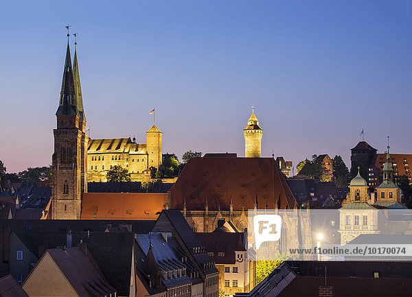 Sebalduskirche und Kaiserburg mit Sinwellturm  Sebalder Altstadt  Nürnberg  Mittelfranken  Franken  Bayern  Deutschland  Europa