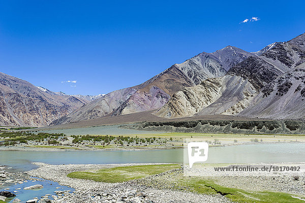 Farbenfrohe Gesteinsformationen entlang des Indus  Changtang Region  Chumatang  Jammu und Kaschmir  Indien  Asien