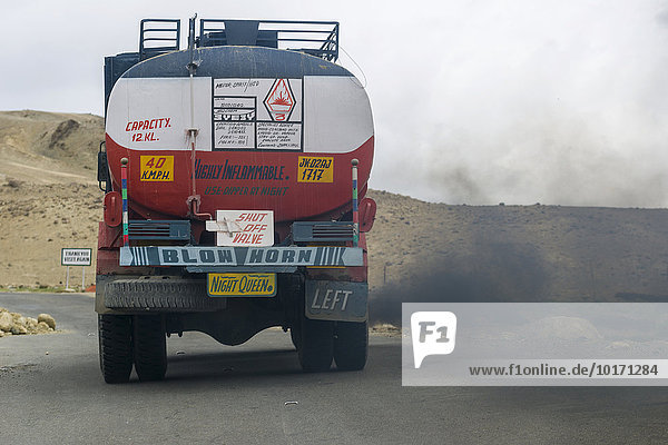 Ein LKW verpestet die Luft mit schwarzem Rauch  bei der Auffahrt zum Pass Taglang La  5325 m  dem höchsten Pass des Manali-Leh Highway  Rumtse  Jammu und Kaschmir  Indien  Asien