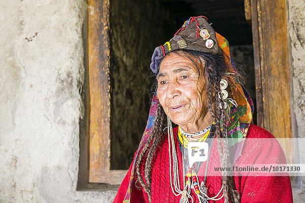 Frau des Brokpa-Stammes in traditioneller Kleidung mit typischem Blumen-Kopfschmuck  Dah Hanu  Jammu und Kaschmir  Indien  Asien
