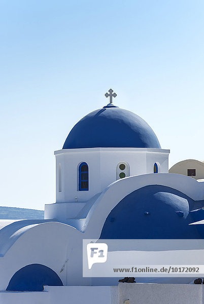 Weiß getünchte Kirche mit blauer Kuppel in Oia  Santorin  Griechenland  Europa
