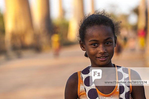 Portrait  Mädchen  12 Jahre  Baobaballee  Morondava  Madagaskar  Afrika