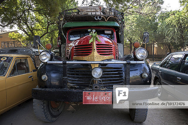 Bunt lackierter alter Dodge-Lkw  Nyaung U  bei Bagan  Division Mandalay  Myanmar  Asien