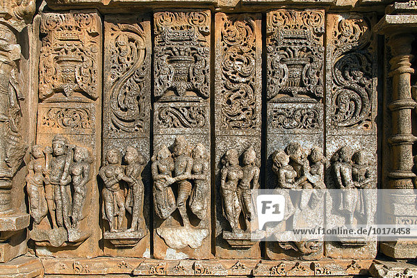 Erotisches Relief  Torana-Skulpturen im Sas Bahu Tempel  Tempelbezirk von Nagda  Hindu-Tempel  Eklingji  Rajasthan  Indien  Asien