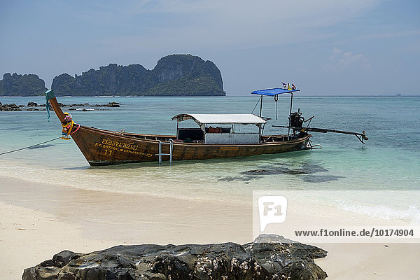 Traditionelles Longtail Boot am Strand von Bamboo Island  Phuket  Thailand  Asien