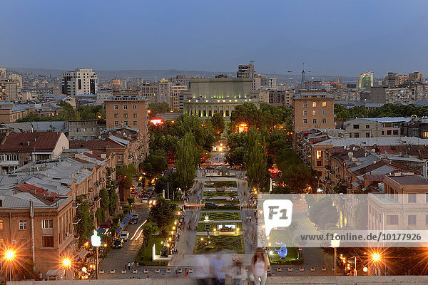 Ausblick von der Kaskade auf das nächtliche Jerewan  Armenien  Asien