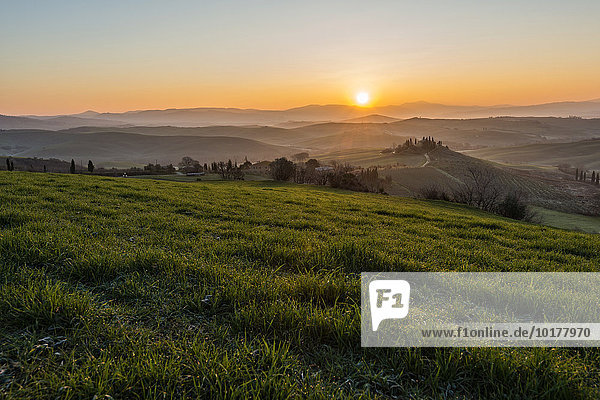 Podere Belvedere farmhouse at sunrise  view of Orcia Valley  San Quirico d'Orcia  Tuscany  Italy  Europe