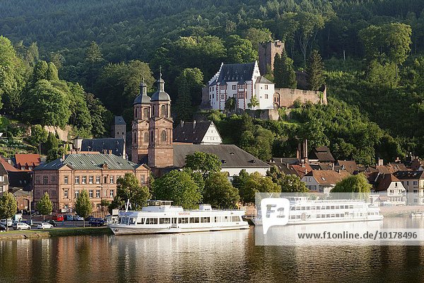 Mildenburg und Pfarrkirche St. Jakobus  Ausflugsschiffe auf dem Main  Miltenberg  Unterfranken  Bayern  Deutschland  Europa
