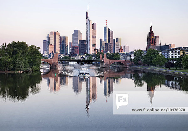 Alte Brücke über Main  Hochhäuser im Bankenviertel und Dom im Morgenlicht  Frankfurt am Main  Hessen  Deutschland  Europa