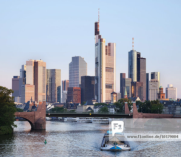 Alte Brücke über Main und Hochhäuser im Bankenviertel im Morgenlicht  Frankfurt am Main  Hessen  Deutschland  Europa