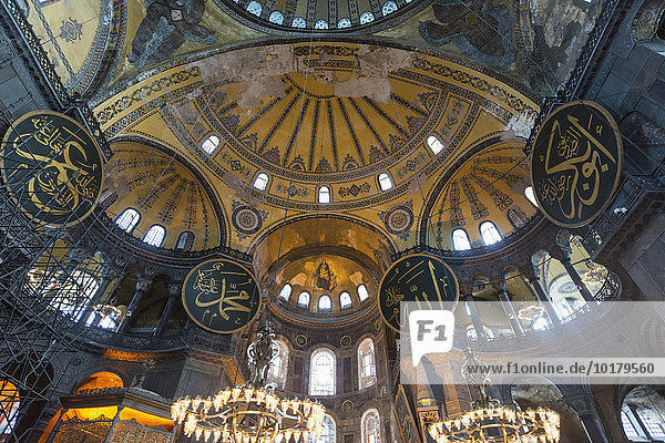 Hauptraum  Kuppel  Hagia Sophia  Ayasofya  Innenansicht  UNESCO-Weltkulturerbe  europäischer Teil  Istanbul  Türkei  Asien