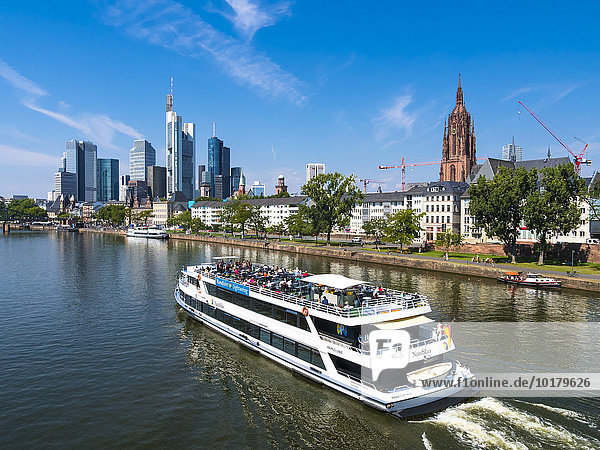 Ausblick auf den Main mit Ausflugsboot  den Dom und die Skyline von Frankfurt mit Bankenviertel  Frankfurt am Main  Hessen  Deutschland  Europa