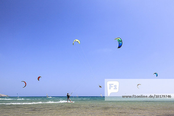 Kitesurfer am Strand von Prasonisi  Rhodos  Dodekanes  Südliche Ägäis  Griechenland  Europa