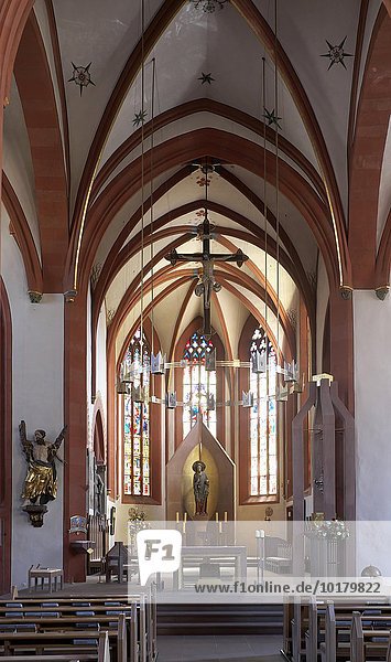 Altarraum der Stadtpfarrkirche St. Andreas  Karlstadt  Unterfranken  Bayern  Deutschland  Europa