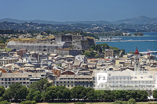 Ausblick von alter Festung auf Altstadt mit neue Festung  Korfu Stadt  Kerkyra  Unesco Weltkulturerbe  Insel Korfu  Ionische Inseln  Griechenland  Europa