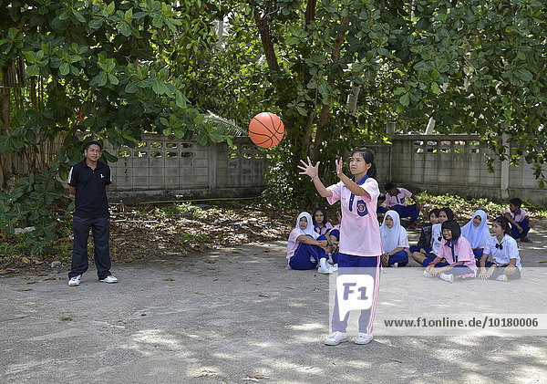 Sportunterricht  Schülerin fängt einen Ball  Koh Samui  Thailand  Asien