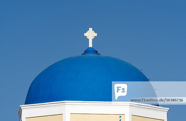 Blaue Kuppel der Kirche von St. George  Agios Georgios  Oia  Santorin  Griechenland  Europa