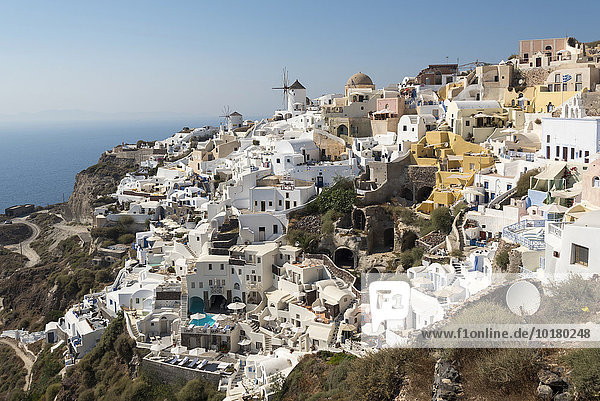 Häuser  Villen und Windmühle von Oia  Santorin  Griechenland  Europa