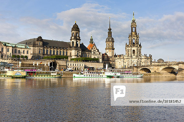 Kreuzfahrtschiff auf der Elbe vor der Skyline von Dresden mit Kathedrale  Brühlsche Terrasse und Kunstakademie  Sachsen  Deutschland  Europa