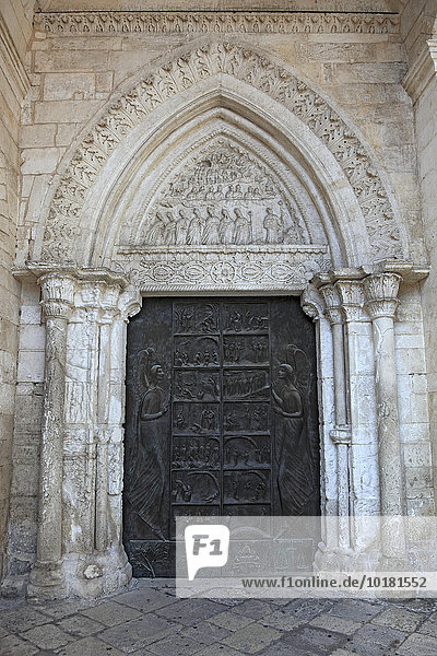 Portal der Basilica di San Michele  Monte Sant'Angelo  Apulien  Italien  Europa
