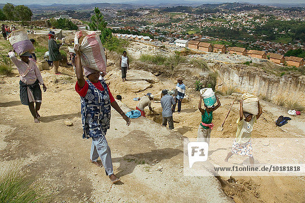 Arbeiter in einem Steinbruch  Manantenasoa  Antananarivo  Madagaskar  Afrika
