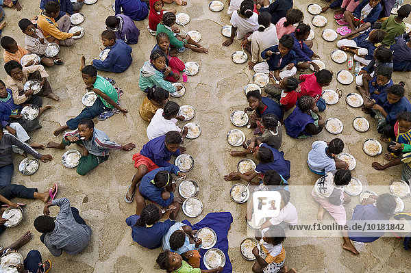 Schülerinnen und Schüler essen zu Mittag  Antananarivo  Madagaskar  Afrika