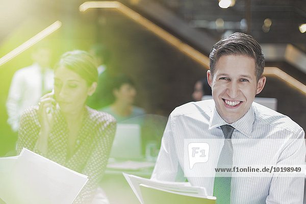 Portrait,Geschäftsmann,lächeln,Büro