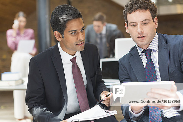 Geschäftsmann,arbeiten,Büro,Tablet PC