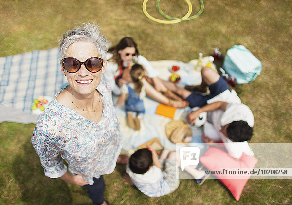 Portrait lächelnde Seniorin mit Familie beim Picknick