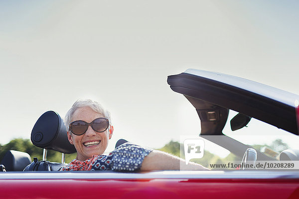 Portrait Seniorin beim Cabriofahren