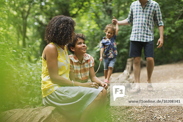 Familie im Wald