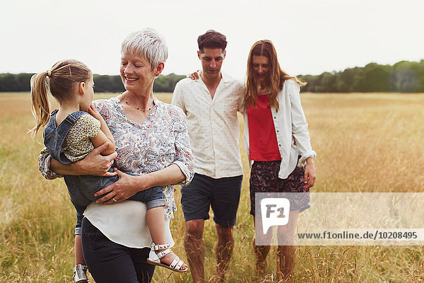 Mehrgenerationen-Familienwandern im ländlichen Raum