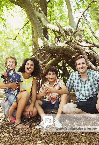 Portrait lächelnde Familie im Wald
