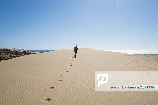Jugendlicher Europäer Junge - Person rennen Sand Düne