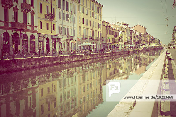 Reflexionen von Gebäuden im Kanal  Milano  Lombardi  Italien