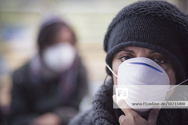 Europäer Frau ausatmen Kleidung Schutz Maske