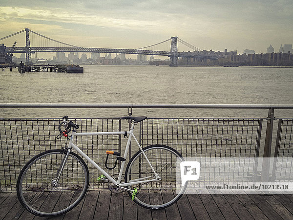 Städtisches Motiv Städtische Motive Straßenszene Vereinigte Staaten von Amerika USA Ufer Brücke Ignoranz geschlossen New York City Geländer Fahrrad Rad