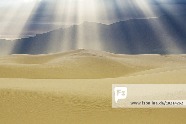 Sonnenstrahl Vereinigte Staaten von Amerika USA über weiß Monument Sand Düne New Mexico