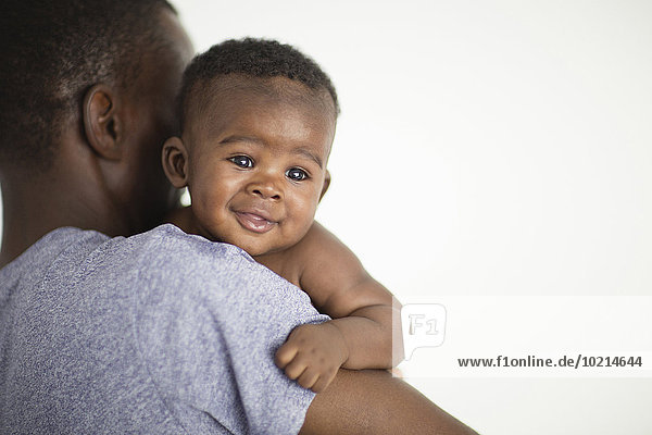 tragen Menschlicher Vater schwarz Close-up Baby
