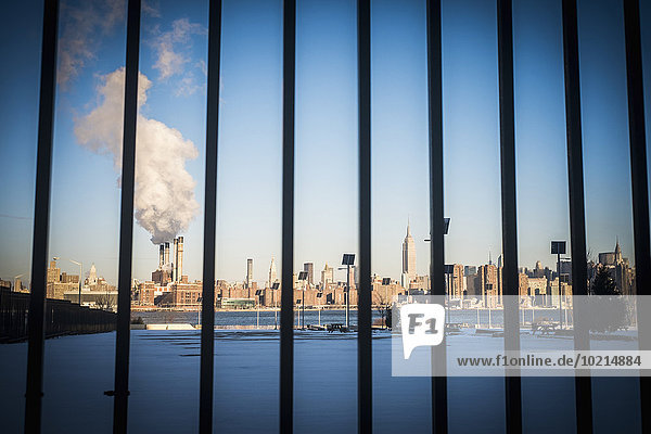 Fabrikschornstein Skyline Skylines Vereinigte Staaten von Amerika USA New York City Großstadt frontal
